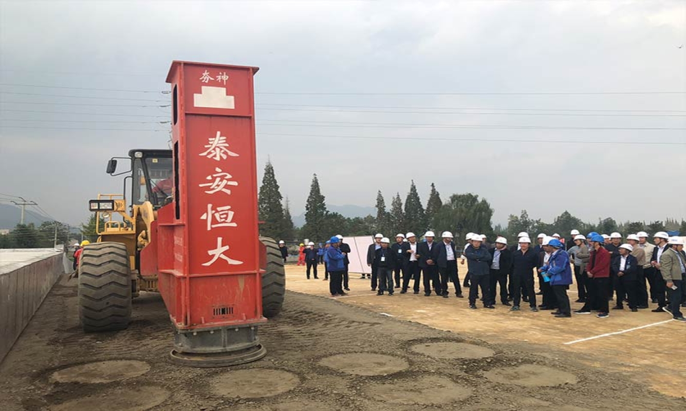 山東濰坊高速液壓夯實機(jī)在慈化禪寺樁基基坑底部夯實